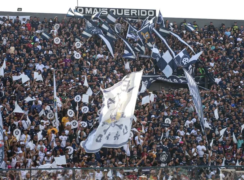 Primeiro rival do Vitória no Brasileirão avança por lateral do Grêmio - Imagem