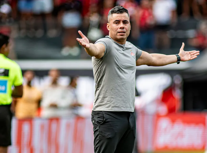 Invasão de campo! Torcedor do Vitória troca desabafos com Jair Ventura - Imagem