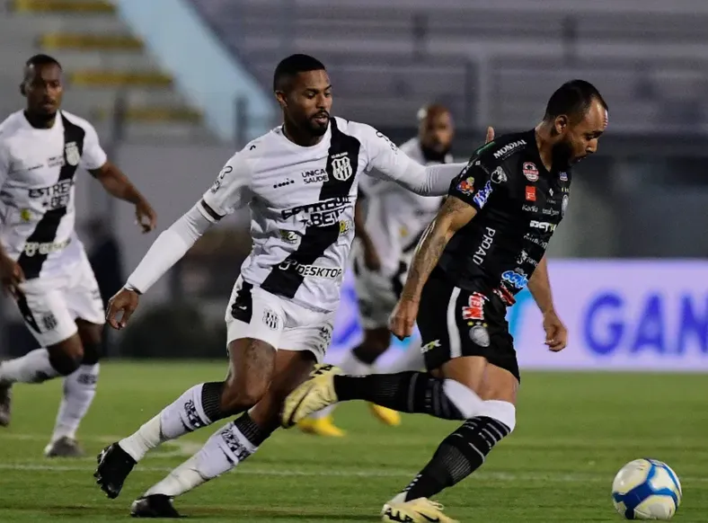 Em crise, clube sob greve de atletas é processado em quase R$ 1 milhão - Imagem