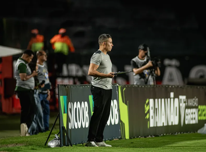 Jair Ventura compara jovem criticado do Vitória a craque do Real Madrid - Imagem