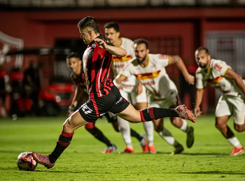 Kayzer elogia atuação em goleada e projeta Ba-Vi: "Tentar a vitória" - Imagem