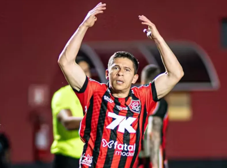 Oficial: Osvaldo renova com o Vitória e já pode entrar em campo - Imagem