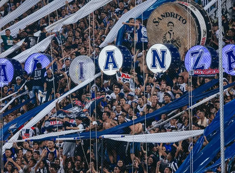 Torcida invade CT e agride atletas após escândalo de violência sexual - Imagem