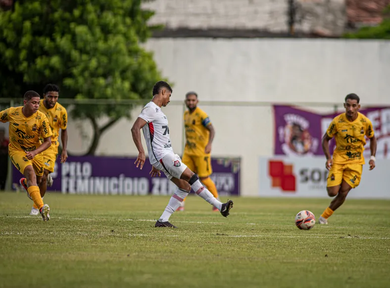 Vitória sofre com expulsão e apenas empata com o Porto no Baiano - Imagem