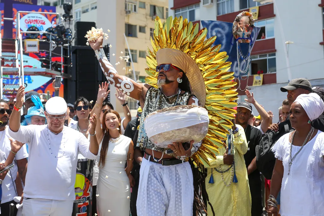 Tomate distribui acarajé aos foliões e promove seu hit para o Carnaval