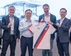 BYD lidera vendas no Brasil em abril e presidente global recebe camisa do Bahia - Imagem