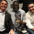 Aliado de Flávio Bolsonaro aciona STF e TSE contra site que vazou conversas com Vorcaro imagem