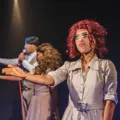 Após 7 anos, peça premiada 'Vermelho Melodrama' volta com nova leitura imagem
