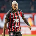 ASSISTA: Marinho promete cobrar pênalti com técnica inusitada imagem
