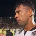 Autor de gol, ex-Vitória detona arbitragem no Barradão após expulsão imagem