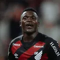 Bahia provoca atacante do Athletico que fez post polêmico após triunfo imagem