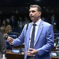 "Balas ou facas": Flávio vê paralelo em ataque contra Trump nos EUA imagem