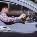 Beber e dirigir: motoristas flagrados podem perder CNH e pagar R$ 30 mil imagem