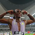Brasileiro dá show, bate recordista mundial e leva ouro no atletismo imagem