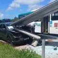 Grave acidente! Carro destrói ponto de ônibus em Salvador; veja vídeo imagem