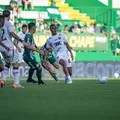 Com um a menos e gols no fim, Vitória busca empate com a Chapecoense imagem