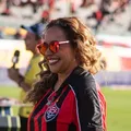 Daniela Mercury marca presença no Barradão e canta com torcida; veja vídeo imagem