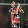 Zagueiro titular do Vitória pode perder temporada após lesão no BaVi imagem