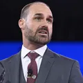 Eduardo Bolsonaro tem 15 dias para justificar abandono de cargo na PF imagem