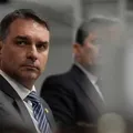 Em meio à crise, Flávio Bolsonaro embarca para encontro com Trump imagem