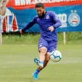 Ex-Bahia acerta com Botafogo aos 33 anos após meses sem jogar imagem