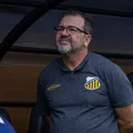 Ex-Bahia iguala recorde no Paulistão após eliminar Santos de Neymar imagem