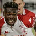 Ex-Vitória brilha na Argentina e é convocado antes da Copa do Mundo imagem