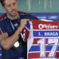 Ex-Vitória, Carpini faz homenagem para Lucas Braga no Fortaleza imagem
