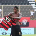Ex-Vitória denuncia racismo na Ásia: "Parem de atacar minha família" imagem