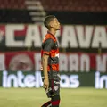 Ex-Vitória marca gol contra durante eliminação em torneio europeu imagem