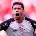 Ex-Vitória sofre cobrança de torcedores em CT do Corinthians; assista imagem
