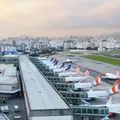 Idosa morre após grave queda durante desembarque em aeroporto imagem
