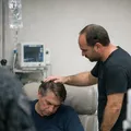 Carlos Bolsonaro sai “destruído” após visitar o pai na UTI imagem