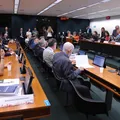 Fim da escala 6x1 é travada na CCJ após pedido da oposição imagem