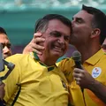 Flávio Bolsonaro adota pronome neutro em publicação: "Todes e todxs" imagem