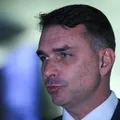 Flávio Bolsonaro descarta Eduardo como ministro em possível governo imagem