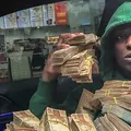 Foragido, MC Negão Original segue promovendo bets e cantando sobre golpes imagem