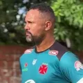 Goleiro Bruno estreia em clube que tem 4 atletas presos por estupro imagem