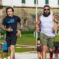 Guitarrista do Guns N’ Roses é flagrado correndo na Barra antes de show em Salvador imagem
