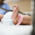 Bebê chega a hospital com fratura no crânio e testa positivo para cocaína e maconha imagem