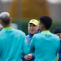 Jogador convocado por Carlo Ancelotti é afastado de clube brasileiro imagem
