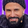 Cantor Latino sofre acidente de ônibus a caminho de show imagem