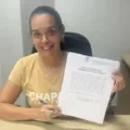 Crianças dormem em cadeiras por falta de colchões em creche de Lençóis imagem