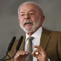 Lula assina medida provisória que zera a 'taxa das blusinhas' imagem