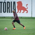 Marinho sente dores e é substituído no primeiro tempo imagem