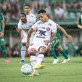 Matheuzinho revela por que foi reserva em Chapecoense x Vitória: "Arma secreta" imagem