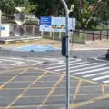 Cena forte: motociclista é atropelado por carro enquanto estava parado no sinal imagem
