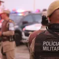 Tiroteio em Lauro de Freitas deixa policiais feridos e ônibus suspensos imagem