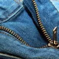 Mulher é presa após comprar R$ 1 milhão em calças jeans imagem