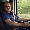 Mulher faz história ao ser a primeira a dirigir carreta elétrica da BYD no Brasil imagem
